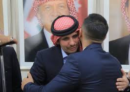 وأوضحت أن الصورة ترجع الى زوجها ووالد أبنائها الملك عبدالله في عام 1981, عندما كان يرتدي الزي العسكري وكان يظهر. Ø°ÙŠ ÙØ§ÙŠÙ†Ø§Ù†Ø´Ø§Ù„ ØªØ§ÙŠÙ…Ø² Ø¹Ù† Ø£Ø²Ù…Ø© Ø§Ù„Ø£Ø±Ø¯Ù† Ù„Ù…Ø§Ø°Ø§ ØªÙˆØ¬Ù‡ Ø§Ù„Ø£Ù…ÙŠØ± Ø­Ù…Ø²Ø© Ù†Ø­Ùˆ Ø²Ø¹Ù…Ø§Ø¡ Ø§Ù„Ù‚Ø¨Ø§Ø¦Ù„ ÙŠØ·Ù„Ø¨ Ø¯Ø¹Ù…Ù‡Ù… Ø´Ø¨ÙƒØ© Ø±ØµØ¯ Ø§Ù„Ø¥Ø®Ø¨Ø§Ø±ÙŠØ©