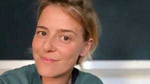 Leonor poeiras foi dispensada da tvi depois de 17 anos ao serviço da estação e já deu início um quando chegaram ao quadro de leonor poeiras, a personagem julie sergeant atirou: Tvi Reage Apos Saida De Leonor Poeiras Do Canal De Televisao