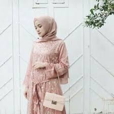 Brokat terkenal dengan fungsinya sebagai bahan kebaya yang merupakan jenis kain yang kaya dekorasi dengan atau pun tanpa benang emas dan perak. Karakteristik Kain Brokat Dan Pemanfaatannya Dalam Industri Fashion