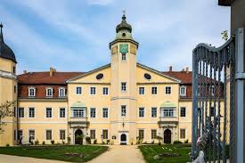 Schloss Hermsdorf Sachsen In 2020 Schlosser Deutschland Burg Burgen Und Schlosser