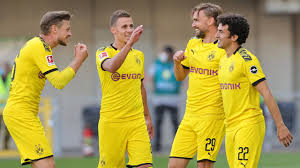 Morey wurde auf dem platz kurz versorgt und dann mit der trage abtransportiert. Mateu Morey Die Zukunft Des Bvb Auf Der Rechten Seite Eurosport
