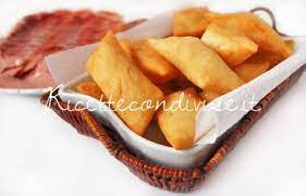 Metti il lievito in una ciotola, aggiungi 1 puntina di un cucchiaino di zucchero e 2 cucchiai di latte tiepido e mescola per farlo sciogliere. Ricetta Il Gnocco Fritto Emiliano Di Giovannaricette Condivise