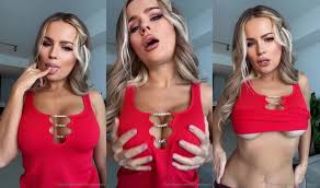 Fcknpeach Pulls Down Sexy Lingerie And Rubs Her Honey Pot | PimpBunny