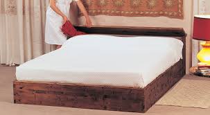 Lo schienale realizzato con cuscini lo rende perfetto anche in un salotto country chic. Come Costruire Un Letto Contenitore In Legno Massello Guida Completa