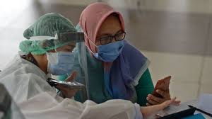 Selain doa berbahasa arab, kita juga sebaiknya mendoakan mereka yang sakit dengan bahasa yang muda dipahami agar tidak menimbulkan kesalahpahaman atau juga sekadar menghibur yang sedang sakit. Doa Saat Menjenguk Orang Sakit Dari Rasulullah Untuk Kesembuhan