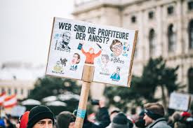 Folgende grafik zeigt täglich die neuen fälle gerechnet auf. File Anti Corona Demonstrant Halt Plakat Mit Schriftzug Wer Sind Die Profiteure Der Angst 50853352801 Jpg Wikimedia Commons