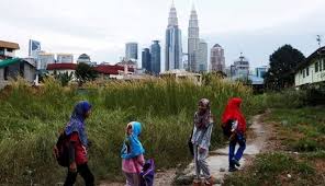 Kemiskinan absolut adalah kemiskinan yang diukur dengan menggunakan standar yang sifatnya konsisten, atau tidak terpengaruh terhadap waktu indikator seseorang termasuk dalam kategori kemiskinan absolut adalah ketika dirinya berada di bawah garis kemiskinan, dan ia tidak mampu. Fakta Miris Kemiskinan Di Malaysia Ini Ternyata Lebih Parah Daripada Yang Dibayangkan Boombastis