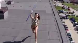 Un joven utilizó un dron para espiar a su vecina que tomaba sol en topless  en una terraza
