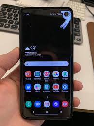 The hole punch camera fits perfectly at the eye of the robot. Galaxy S10 Die 9 Witzigsten Wallpaper Fur Die Punch Hole Cam