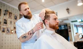 Männer kurzhaarfrisuren neuinterpretation des klassikers oder modern & auffallend finde deine neue frisure bei friseur.com! Ist Bei Geheimratsecken Der Undercut Die Perfekte Frisur