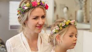 Très à la mode, le chignon est la coiffure idéale pour votre petite fille. Couronne De Fleurs Realisez La Avec Notre Tuto Coiffure Special Mere Fille Video Dailymotion