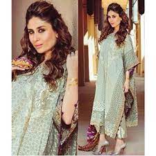 Kareena Kapoor With High Puff And Loose Sides Bollywood Hairstyles Kareena Kapoor Hairstyles Kareena Kapoor