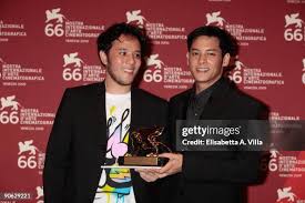 Director Pepe Diokno and actor Felix Roco pose with the 'Orizzonti'... News  Photo