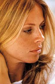 The actress appeared in the 1974 film the man with the golden gun. Bild Zu Britt Ekland James Bond 007 Der Mann Mit Dem Goldenen Colt Bild Britt Ekland Filmstarts De