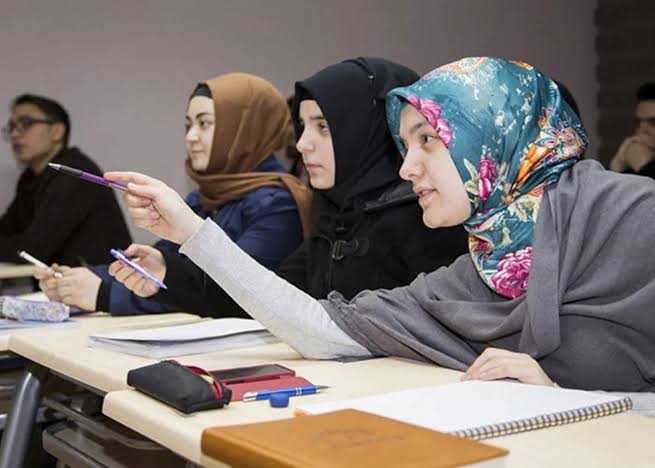İranda ana dilində təhsil almayan Azərbaycan türkü - buna laqeyd qalan ali  rəhbər - ŞƏRH