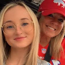 Jen Morse's Instagram, Twitter & Facebook