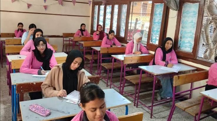 طلاب الشهادة الإعدادية بالإسماعيلية يختتمون اليوم امتحاناتهم بـ"العلوم"
