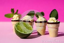 Ice Cream In Waffle With Mint Leaves Pink Background Summer Feeling Rosa Hintergrund Essen Und Trinken Essen