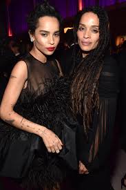 She has lived most of her life in new york and los angeles; Zoe Kravitz Stellt Ikonisches Rolling Stone Cover Ihrer Mutter Lisa Bonet Nach Vogue Germany