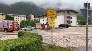 Trotz intensiver alpiner und touristischer tradition haben die berchtesgadener alpen, deren kerngebiet seit 1978 durch den nationalpark berchtesgaden streng geschützt ist, ihre intakte und ursprüngliche gebirgslandschaft erhalten. 9srt0nr83mccjm