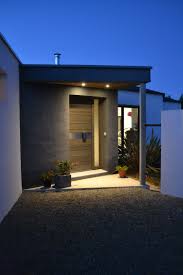 Accueil Joliment Amenage Integrant Une Porte D Entree Nativ 2 De Zilten Vue De Nuit Entree Maison Entree Moderne Porte Entree Maison