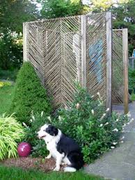 Hecken, zäune und mauern halten fremde blicke fern und gliedern den garten in unterschiedliche bereiche. Sichtschutz Fur Gartendusche 35 Tolle Beispiele Archzine Net