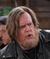 你知道吗，我觉得染胡子哥可能真的在染胡子…… : rPeacemakerShow