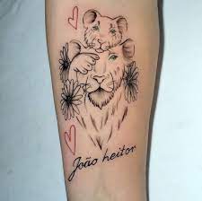 tatuagem leoa e filhote | homenagem para filho tattoo | Tatuagem, Tatuagem com iniciais, Tatuagem para filho