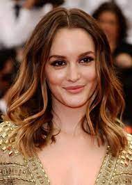 Medium Wavy Mid Parted Hairstyle For Big Forehead Hairstyles For Big Foreheads Short Hair Styles Cool Hairstyles