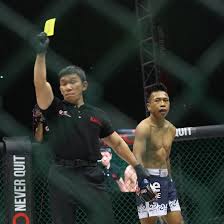 From lh5.googleusercontent.com inilah isyarat wasit bola basket dalam pertandingan, lengkap disertai gambar dan arti / maknanya. One Pride Mma Wasit Memberikan Kartu Kuning Kepada Wahyu Facebook