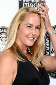 Tabatha Stevens fue interpretada por cinco bebés diferentes. Primero por  Cynthia Black. Después por las gemelas Heidi Gentry y Laura Gentry.  Posteriormente, por Julie Young y Tamar Young. Finalmente, su papel fue