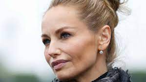 She is a former guinness record holder for the longest legs among female models (at almost 1.24 m). Adriana Karembeu Mutter Mit 46 Ihre Chancen Auf Ein Kind Waren Fast Null Soolide