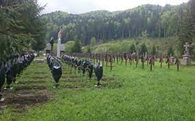 La cimitirul internațional din valea uzului au avut loc joi noi incidente, după ce mai mulți naționaliști români au rupt poarta și au intrat în incinta cimitirului. Surse PercheziÈii In Harghita In Dosarul ProfanÄrii Crucilor Din Cimitirul Eroilor Din Valea Uzului