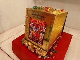 श्री राम जन्मभूमि तीर्थ क्षेत्र ट्रस्ट ने सोने की परत वाली रामचरितमानस की  एक तस्वीर जारी की है, जो इसके गायब होने को लेकर उठे सवालों के बीच ...