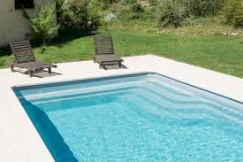 Vente Et Installation De Piscine Avec Volet Roulant Immerge Cannes France Piscines Composites