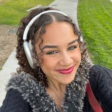 Alyssa Jones's Instagram, Twitter & Facebook