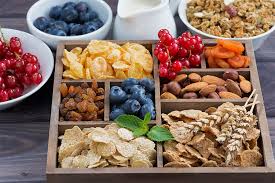 Per prevenire l'accumulo di feci nelle sacchette dei diverticoli, è consigliabile seguire una dieta ricca di fibre. La Diverticolosi Si Combatte A Tavola Con Tante Fibre E Un Idratazione Adeguata Italia A Tavola
