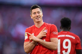 Was weißt du über ihn? Zwolf Trophaen Robert Lewandowskis Vollig Irres Pokal Bett