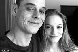 Heartwarming moment toddler hugs a pizza delivery driver who had just lost  his 16-year-old daughter