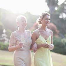 Wenn die einladung zur hochzeit im briefkasten liegt, drängt sich bei fast jedem die bange frage auf, welches hochzeitsoutfit für gäste denn angemessen ist. 28igktyebu Eam