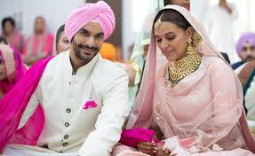 The beautiful wedding story of television actress aamna sharif and producer amit kapoor #22. Bollywood Actresses Who Have Married Younger Men