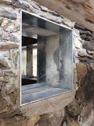 Bruchstein Mauer Mit Metalleinfassung Fur Fenster Bruchstein Steine Mauer