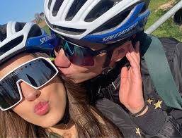 Van riel kon in het zwemmen en het fietsen mee met de allerbesten maar in het lopen, traditioneel zijn iets minder sterke discipline, moest hij de drie latere medaillewinnaars laten gaan. Vriendin Oumi Steekt Remco Evenepoel Hart Onder De Riem Het Nieuwsblad Mobile