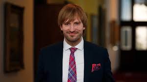 Staronový ministr zdravotnictví adam vojtěch při nástupu do funkce uvedl, že se poučil z předchozích chyb a že jeho prioritou je udělat tečku za covidovou epidemií. O Mem Navratu Rozhodl Jeste Jeden Clovek Rika Adam Vojtech Popsal Kdo Mel Vliv Na To Ze Bude Opet Ministr Zivotvcesku Cz