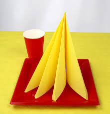 Que vous décoriez pour un repas romantique, un brunch entre amis ou une fête, prenez quelques minutes pour plier les serviettes et mettre la touche finale à votre table. Serviette En Papier Pour Decoration De Table D Anniversaire