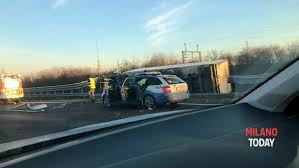 Incidente sull'a1, lunghe code tra il bivio con l'a3 e l'uscita centro direzionale. Grave Incidente Sull A1 Camion Si Ribalta E Finisce Fuori Dall Autostrada 8 Km Di Coda