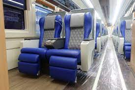 Jakarta ke bandung kereta api kelas pertama pelayan. Mengenal Kemewahan Ka Luxury 2 Ini Fasilitas Dan Jadwal Keberangkatan Halaman All Kompas Com