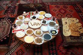 Kahvalti Van Da Leziz Yoreye Ozgu 20 Farkli Urunle Hem Goze Hem De Mideye Hitap Eden Van Kahvaltisi Yerli Ve Yabanci Misafirlerin Ilgi Odagi Olmayi Surd Urunler