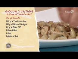 Come zucca invece ho scelto la hokkaido, che trovo sempre più spesso al mercato dove mi rifornisco. Gnocchetti Alle Castagne In Salsa Di Porcini In Due Minuti Youtube