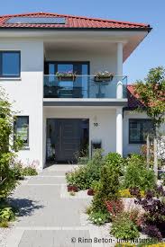 Naturnahe Eingangsgestaltung Der Vorgarten Ist Schon Grun Und Totaler Gegensatz Zum Aktuellen Trend Von Pfl Vorgarten Hausfassade Gartengestaltung Mit Steinen